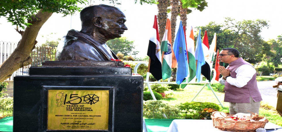Ambassador Ajit Gupte paid floral tributes to Mahatma Gandhi's bust in El- Horreya Park in Zamalek, Cairo on 2 October 2021